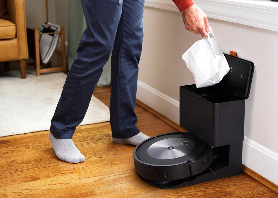 Automatyczne opróżnianie pojemnika zbiorczego w stacji Clean Base
