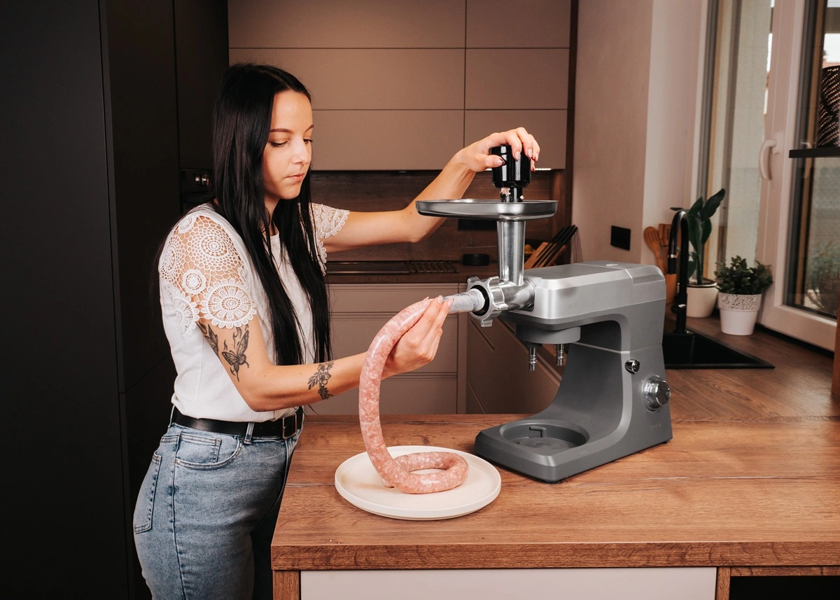 Maszynka do mielenia mięsa z przystawką do domowych kiełbas, parówek i klopsików
