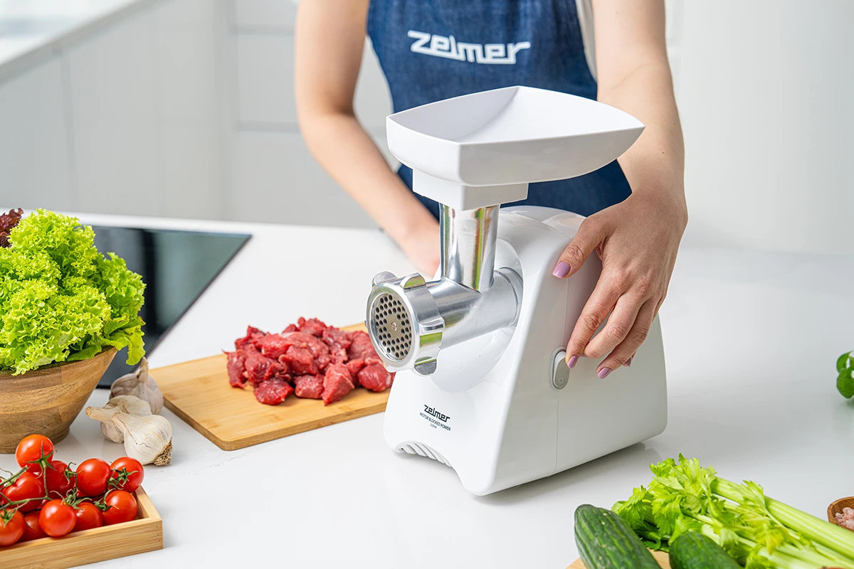 Trzy talerze i dwustronny nóż