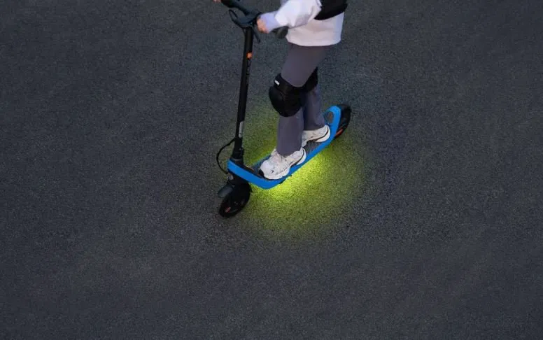 Ninebot eKickScooter C2 Lite świeci podczas jazdy