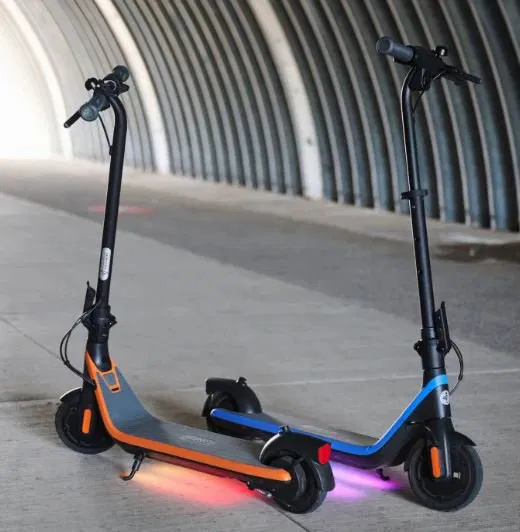 Ninebot eKickScooter C2 Pro E świeci podczas jazdy