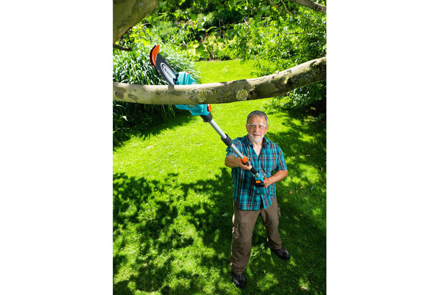 Przedstawiamy akumulatorową piłę teleskopową Gardena TCS 20/18V P4A