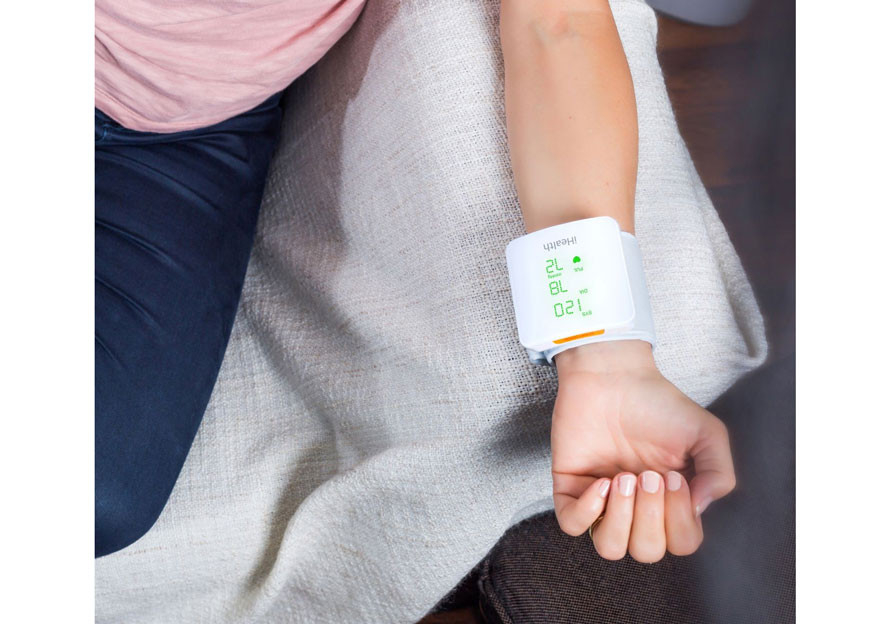 Jest łatwy w obsłudze i działa nawet bez telefonu