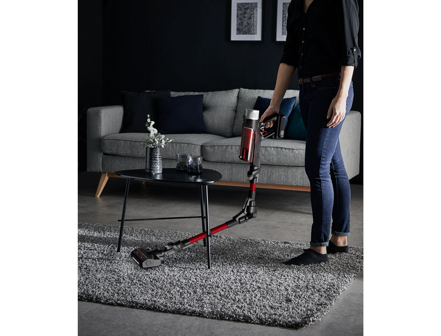 Z łatwością czyści nawet pod niskimi meblami