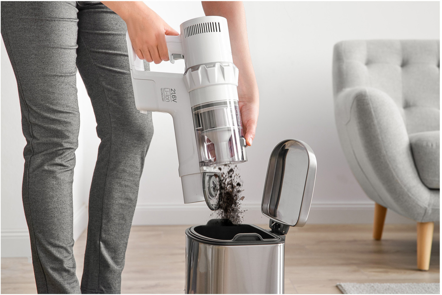 Łatwo wyjmowany pojemnik na kurz z filtrem HEPA