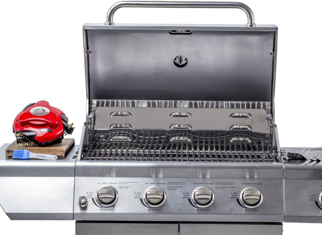 Grillbot wyszoruje brud z grilla